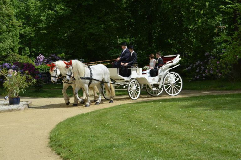 Hochzeitskutsche mit Brautpaar